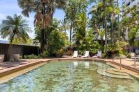 The Abbott—A Sea-Swept Esplanade Abode - B&B Cairns