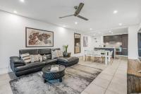 Resort-style Swim Out - A Poolside Oasis - B&B Port Douglas