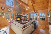 Not Your Average Bear Hot Tub - B&B Blue Ridge
