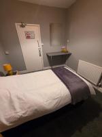 Chambre Simple avec Toilettes et Douche Communes