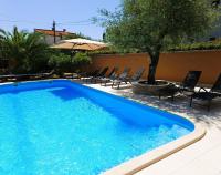 Paradise for children, Family apartment Oros Medulin, with a pool, gl - B&B Medulin