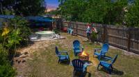 Spacious 4 bedroom 3 bath Clearwater Vacation House Cowboy Pool Fire Pit Games Close to Clearwater Beach Biking Trail Farmers Markets Harbor Health Spa Baycare Ballpark and Ruth Eckerd Hall Golf Courses - Chambres d'hôtes Clearwater