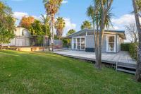 Forrest Hill Oasis with Pool, Spa and BBQ - Bed and Breakfast Auckland