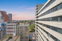 Modern 2BR Flat Near Wembley Stadium with Gym & Cinema Room By Stay Aura Short Term Rental Wembley - B&B Londra