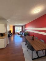 Cozy 2BR Near Zoo Downtown & Max Bell - Ferienwohnung Calgary