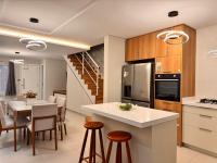 Sobrado 3 quartos com churrasqueira e 2 vagas - Bed and Breakfast Curitiba