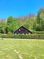 Chata s výhledem na šumící řekou a bazénem - B&B Sentice