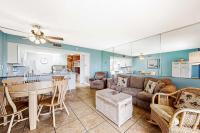 Ground-floor condo with entertainment shared pool hot tub - near beach - B&B Fort Morgan