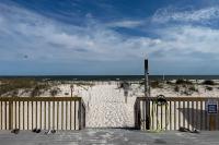 Spacious condo with views of the gulf near beaches features shared pool - Chambres d'hôtes Gulf Shores
