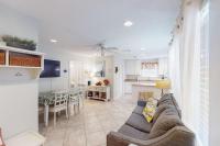 Fun Seahorse condo with gas grill W&D & pool access - walk to West Beach - Chambres d'hôtes Gulf Shores