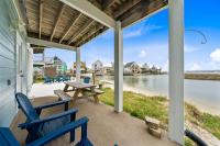 Remodeled lagoon-front home with decks views paddleboat - B&B Gulf Shores