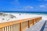 Renovated 1st-floor condo with pool & new furnishings - 1 block to the beach - Chambres d'hôtes Gulf Shores