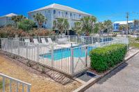Renovated 1st-floor condo with pool & new furnishings - 1 block to the beach - Chambres d'hôtes Gulf Shores