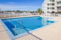 Updated condo with Gulf & river views & pool - across from beach & near dining - Bed and Breakfast Orange Beach