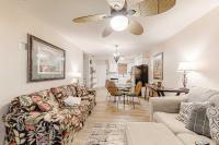 Snowbird-Friendly Condo with Private Balcony Gas Grill Jetted Tub Shared Pool - Chambres d'hôtes Orange Beach