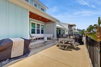 Modern beach house with porches private washer and dryer- walk to the beach - Chambres d'hôtes Orange Beach