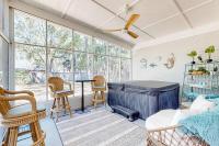 Modern dog-friendly home in the heart of island with hot tub & screened lanai - Chambres d'hôtes Dauphin Island
