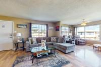 Family-friendly beachfront getaway with a stainless kitchen & shared pool - B&B Dauphin Island