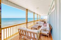 Beautiful beach house with Gulf views covered deck central AC and free WiFi - Chambres d'hôtes Dauphin Island