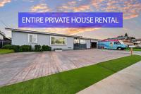 Entire Private Home with 4 Bedrooms 2 Bathrooms, King Bed, 80 TV, Gated Yard, Ranch Style, Available Now - Bed and Breakfast El Cajon