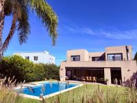 Casa con piscina en Estancias del Pilar, 3 dormitorios, jardín y parrilla - B&B Pilar