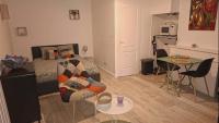 studio cosy meublé, terrasse et patio pour vélo - B&B Rochefort
