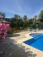 Estepona apartamento en planta baja con jardín privado y siete piscinas - Chambres d'hôtes Estepona