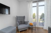 Cozy Apartment with Balcony Near the Sea by Noclegi Renters - Chambres d'hôtes Sarbinowo