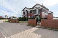 Cozy Apartment with Balcony Near the Sea by Noclegi Renters - Chambres d'hôtes Sarbinowo