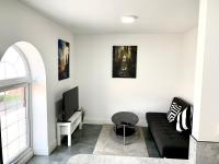 Falcon Crest Lodge - 2BR-Sleeps 7 - Free Parking - Wi-Fi - B&B Birmingham