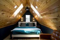 Riverfront, Modern A-Frame on the Allegheny River, Perfect for a Romantic Weekend to Unwind - B&B Parker