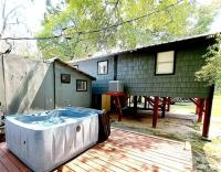 The Knee Knocker on Caddo Lake: Family Cabin near Karnack, Texas - Chambres d'hôtes Karnack