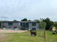 POPPY LUXURY LARGE LODGE Sleeps 8 at Fairview Farm, Ravenshead, Nottingham Near Sherwood Forest, Dog Friendly, Farm Stay great for wedding groups, families, Hen Do's,Corporate Events and Retreats for friends gatherings with amazing views - B&B Blidworth