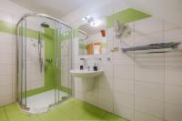 Tweepersoonskamer met 2 Aparte Bedden en Eigen Badkamer