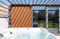Glamping Pod with a Hot Tub in Orchard - B&B Milford Haven