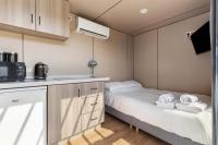 Glamping Pod with a Hot Tub in Orchard - Chambres d'hôtes Milford Haven