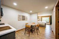 Cove Creek Lodge 107 Lakeside Executive King Suite - B&B Oakland