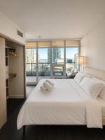 Spacious Luxury Sleeps 7 - Best Location - B&B Toronto