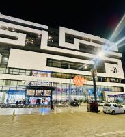 Modern 1BR Apartment in Zeta Mall Islamabad Rooftop Pool & Mall Access - Chambres d'hôtes Islamabad