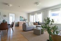 Comfortable Sunny 2 Bedroom Home with Workspace - Bed and Breakfast Båstad
