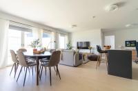 Spacious Three Bedroom Home w Patio and Workspace - Chambres d'hôtes Bjärröd