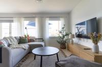 Spacious Three Bedroom Home w Patio and Workspace - Chambres d'hôtes Bjärröd