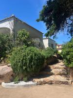 Elegant Villa 100m from Pellicano Beach Sea View & Private Garden - Chambres d'hôtes Olbia