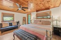 Sitting Bear Cottage with Hot Tub - B&B Linville Falls