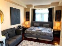 King Bed, Home Gym, 4 TVs, Near recreational Parks, Tennis Court, Shoping Center - Chambres d'hôtes Ajax
