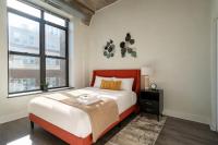 Spacious 2BR Vacation Rental with City View, Optional Parking and Gym Near McCormick Place & Downtown Chicago Attractions - Chambres d'hôtes Chicago