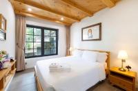 Habitación con cama extragrande.