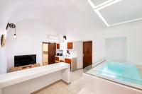 Santorini Rooftop Hot Tub Suite with Panoramic Views - B&B Akrotíri