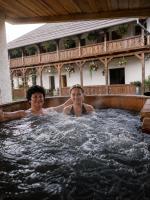 Conacul Birtoc Refugiu Tradițional în Maramureș - B&B Văleni