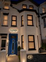 Cloud9 Guest House - by Coastline Retreats - FREE PARKING INCLUDED - 2 Bedroom self contained garden flat - Luxury 2 Person Bath, Netflix, Superfast Wifi - Chambres d'hôtes Bournemouth